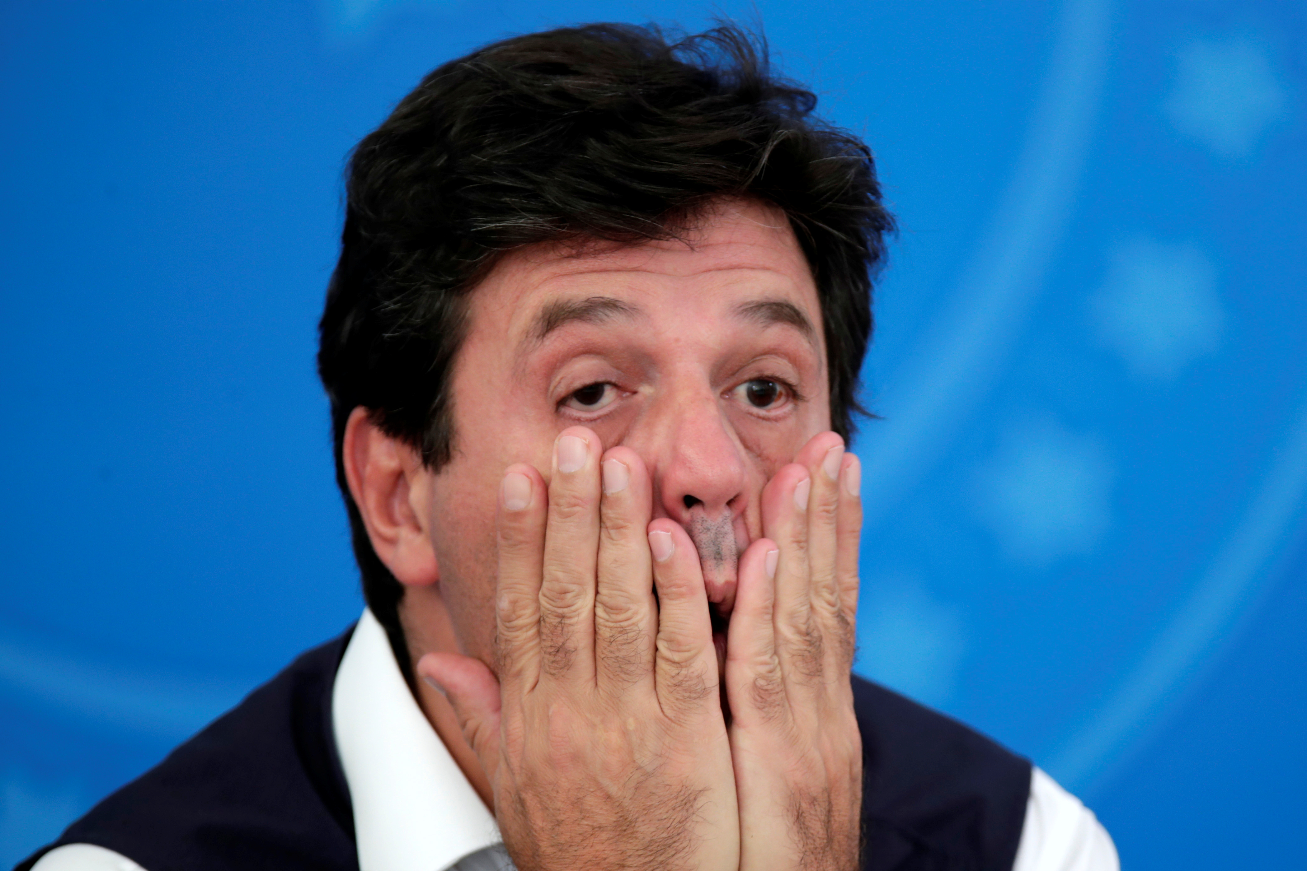 Mandetta avisa equipe que será demitido e que Bolsonaro procura substituto